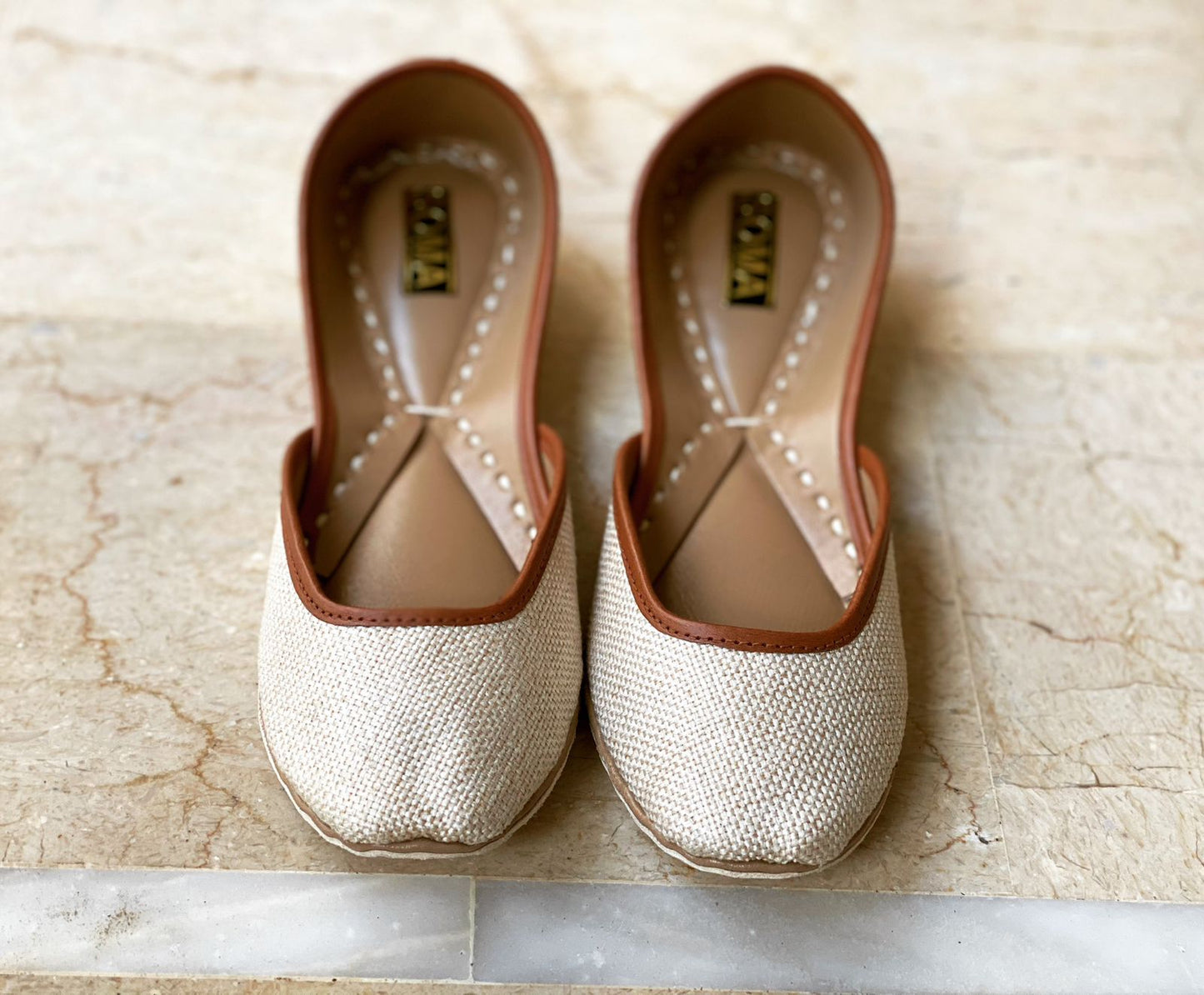 Capa Jute with Tan Pipine