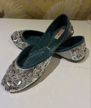 NAZAKAT نزاکت – Handwoven Mukesh Khussa