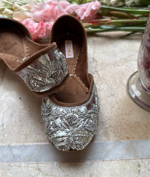 NAZAKAT نزاکت – Handwoven Mukesh Khussa